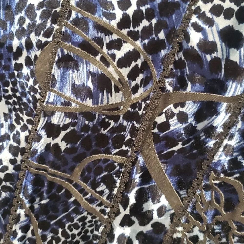 Lovely Dressbarn Velvety Animal Print Top Sz L - Picture 3 of 6